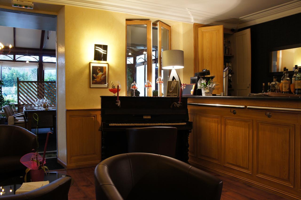 Hotel Restaurant La Goutte Noire Chateaumeillant Экстерьер фото