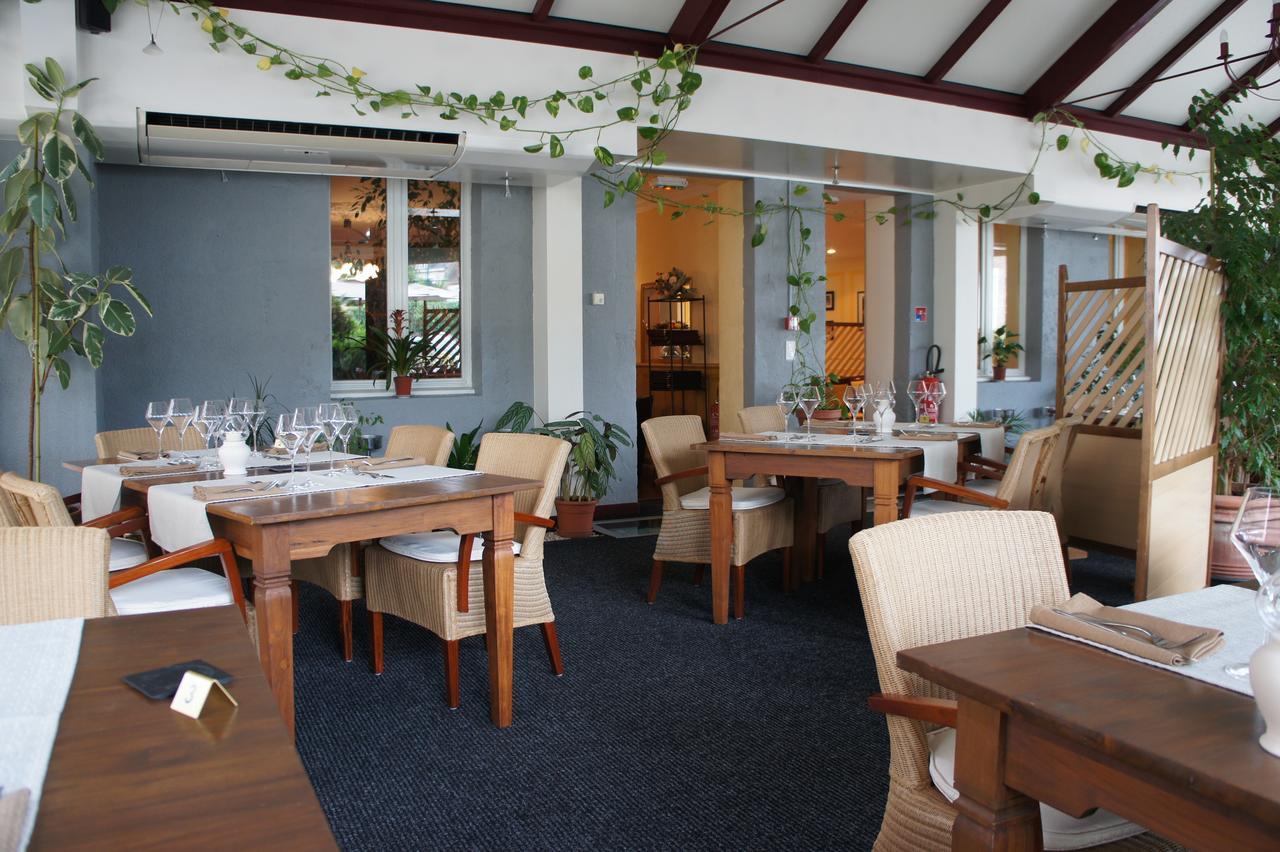 Hotel Restaurant La Goutte Noire Chateaumeillant Экстерьер фото