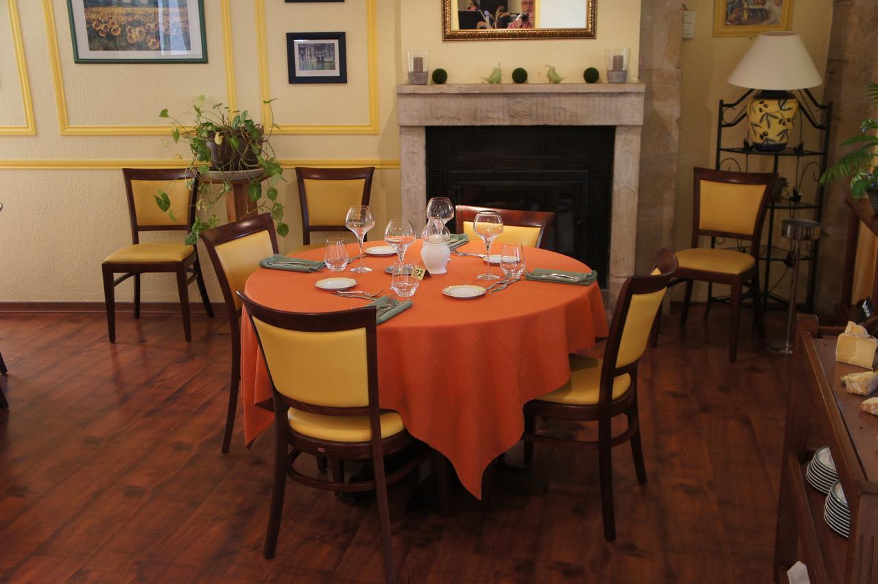 Hotel Restaurant La Goutte Noire Chateaumeillant Экстерьер фото