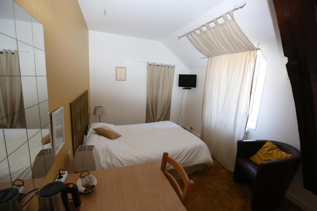 Hotel Restaurant La Goutte Noire Chateaumeillant Экстерьер фото
