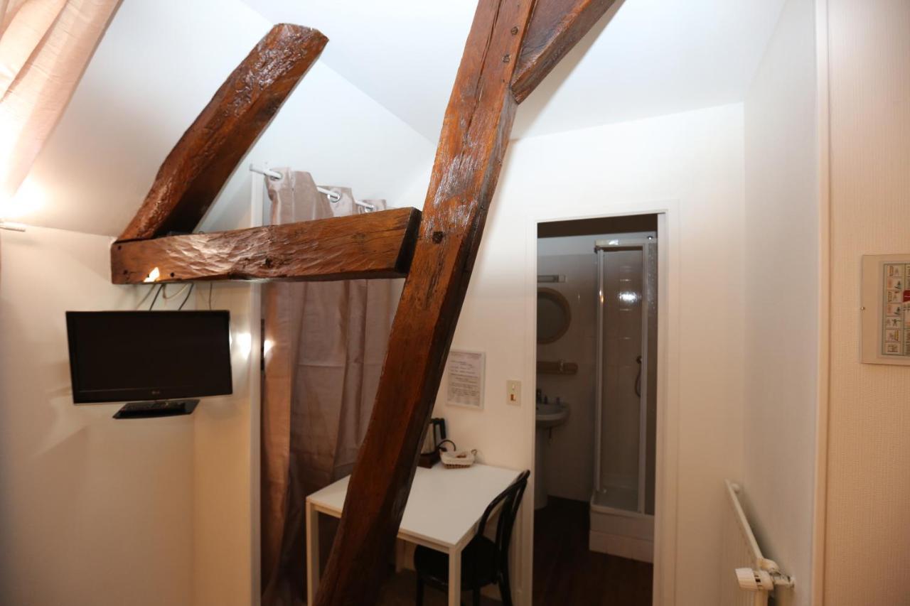 Hotel Restaurant La Goutte Noire Chateaumeillant Экстерьер фото