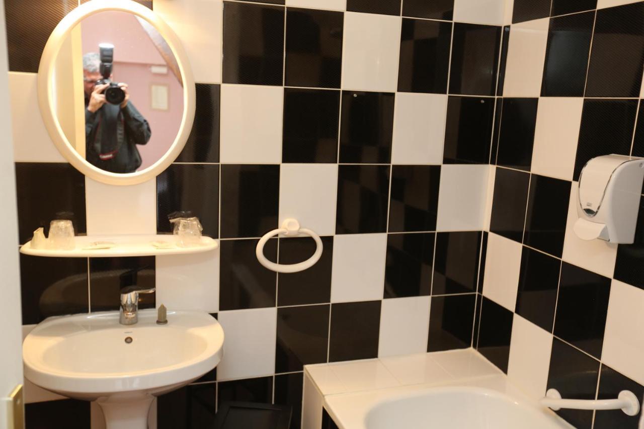 Hotel Restaurant La Goutte Noire Chateaumeillant Экстерьер фото